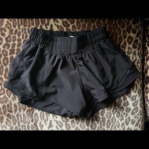 Black lululemon hottie hots shorts 2.5 inch size 0